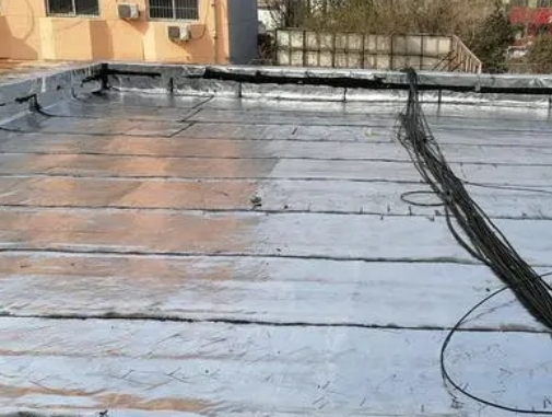 乐山卫生间漏水维修公司分享下乐山屋面楼顶防水刚性防水层施工要点。